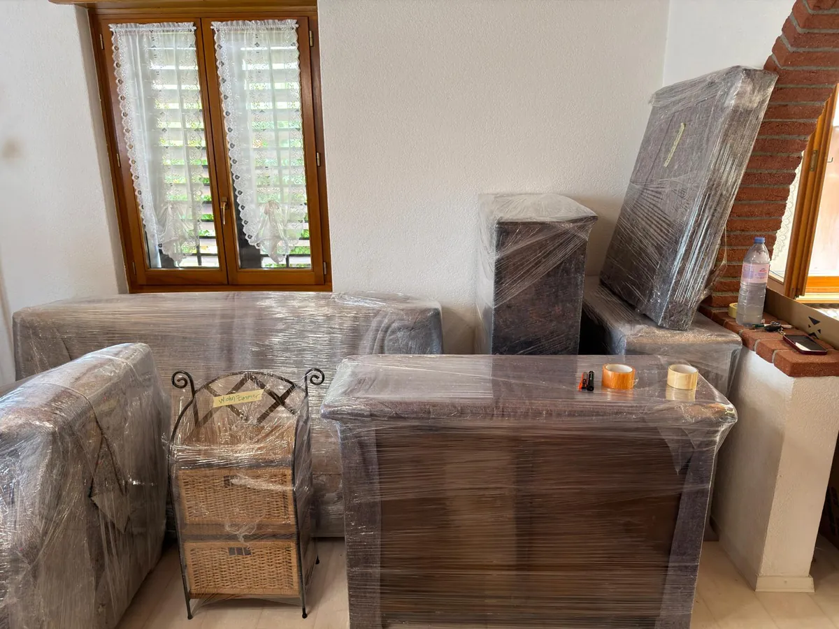 Einsatz von Umzugsexpress: Antike Holzmöbel in Decken und Folie verpackt, bereit für den Transport