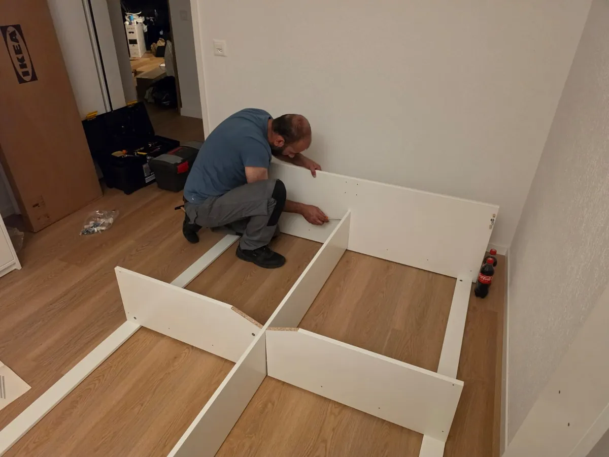 Einsatz von Umzugsexpress: Mitarbeiter baut ein Bettgestell in der neuen Wohnung auf