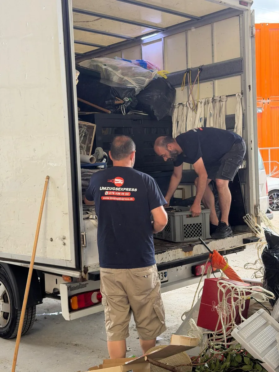 Intervento di Umzugsexpress: Due collaboratori scaricano casse al punto di raccolta