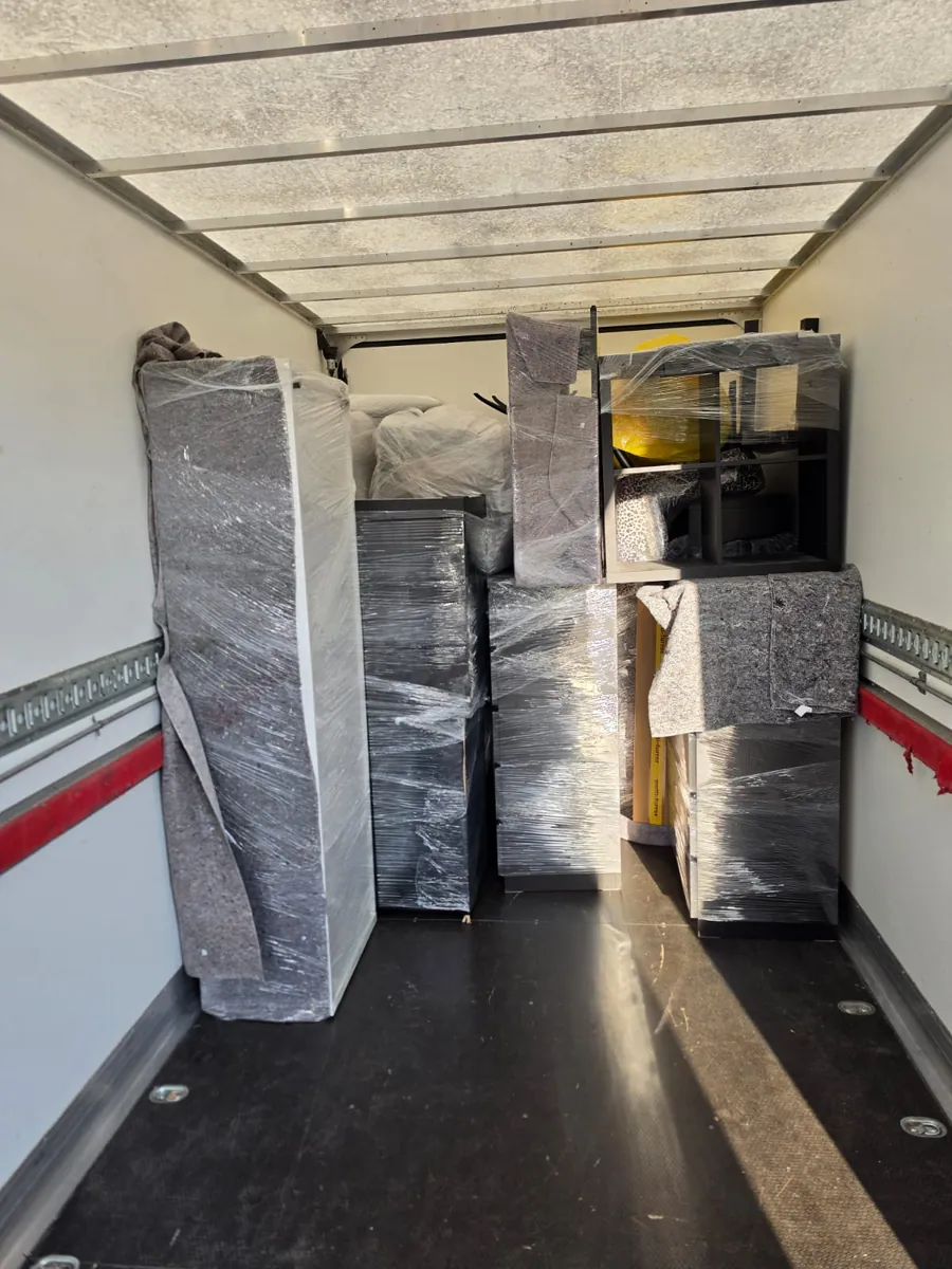 Einsatz von Umzugsexpress: Verpackte Möbel stehend und gesichert im Laderaum