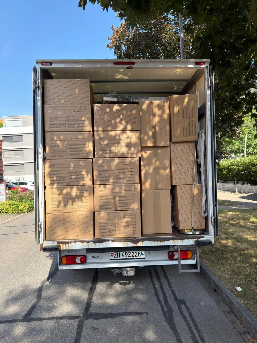Intervention d’Umzugsexpress : Camion chargé jusqu’au toit de cartons bien empilés