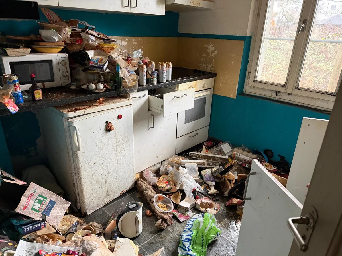 Einsatz von Umzugsexpress: Messie-Wohnung vor der Räumung: verschmutzte Küche