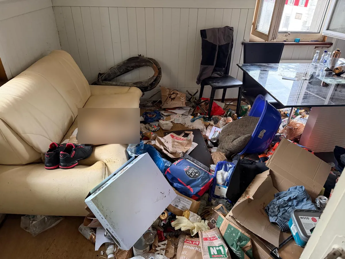 Einsatz von Umzugsexpress: Messie-Wohnung vor der Räumung: Wohnzimmer mit Sofa und Abfall