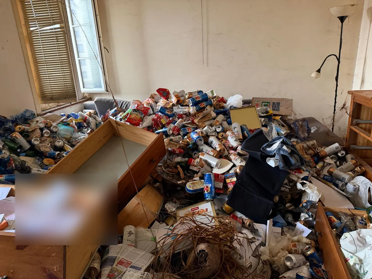 Einsatz von Umzugsexpress: Messie-Wohnung vor der Räumung: Wohnzimmer mit Schubladen und Dosen