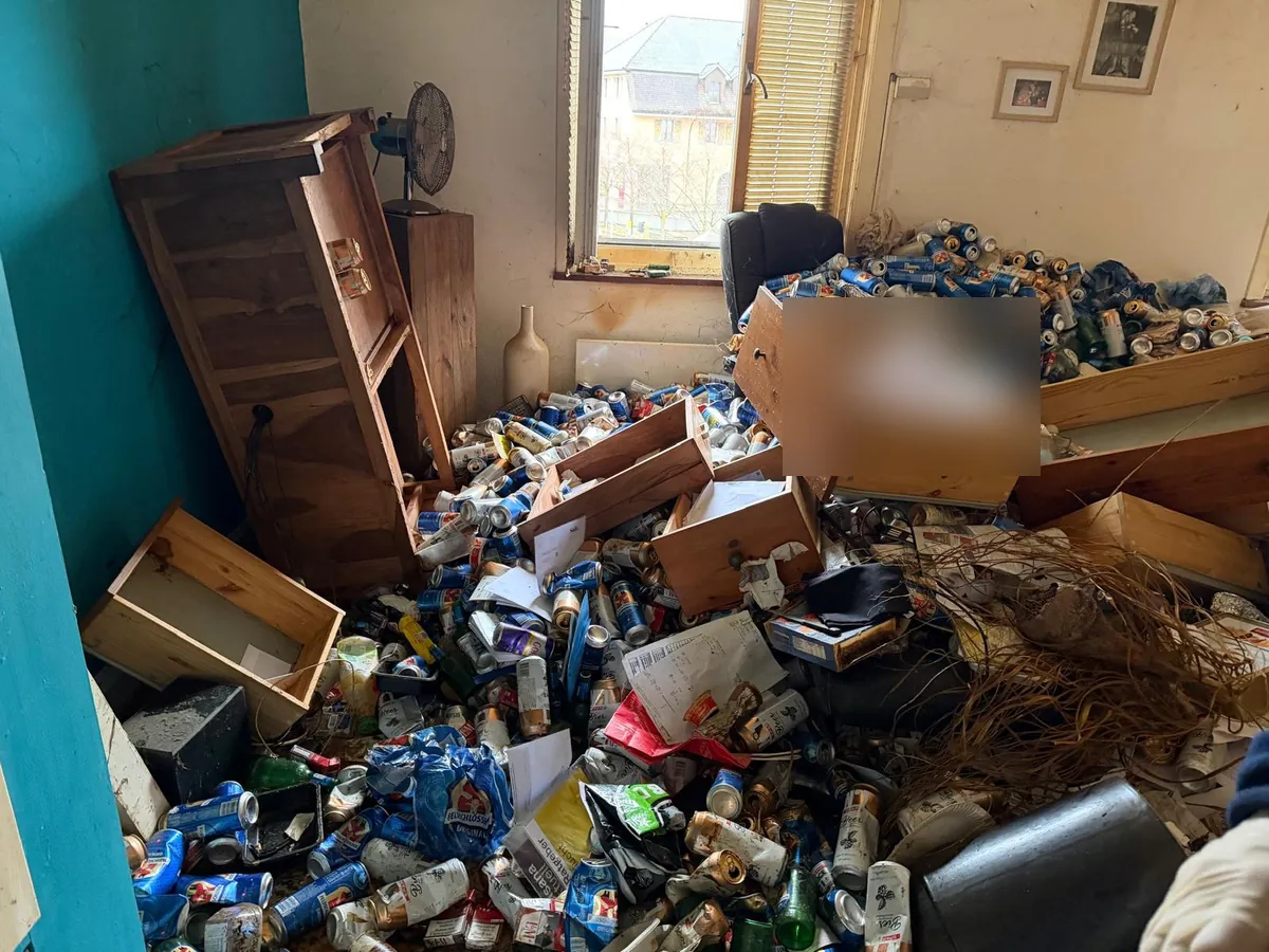 Intervention d’Umzugsexpress : Logement encombré avant le débarras : pièce pleine de canettes et de déchets