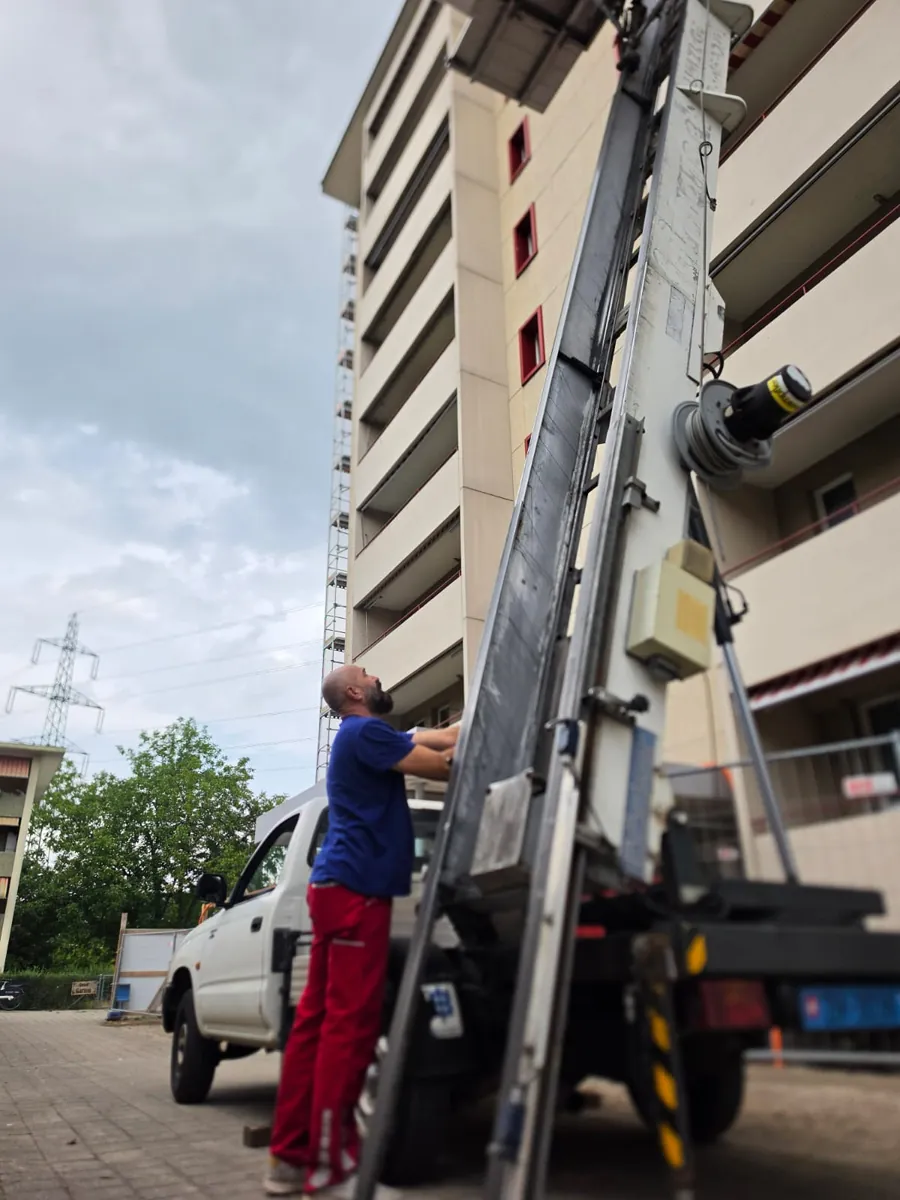Umzugsexpress job: Team member operating the furniture lift at a high-rise building