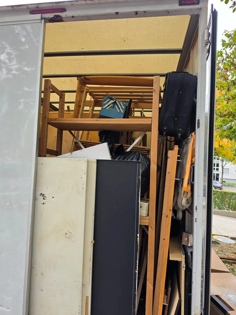 Einsatz von Umzugsexpress: Räumung: Holzregale, Platten und Koffer für die Entsorgung verladen