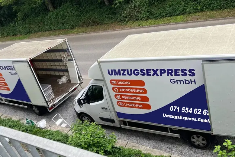 Zwei Transporter von Umzugsexpress bei einer Räumung
