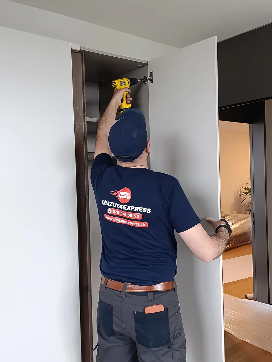 Umzugsexpress job: Assembly in Zurich: adjusting wardrobe hinges with a cordless drill