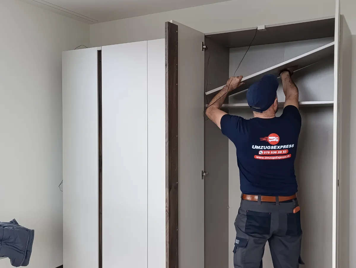 Einsatz von Umzugsexpress: Montage in Zürich: Tablare im neuen Kleiderschrank einsetzen