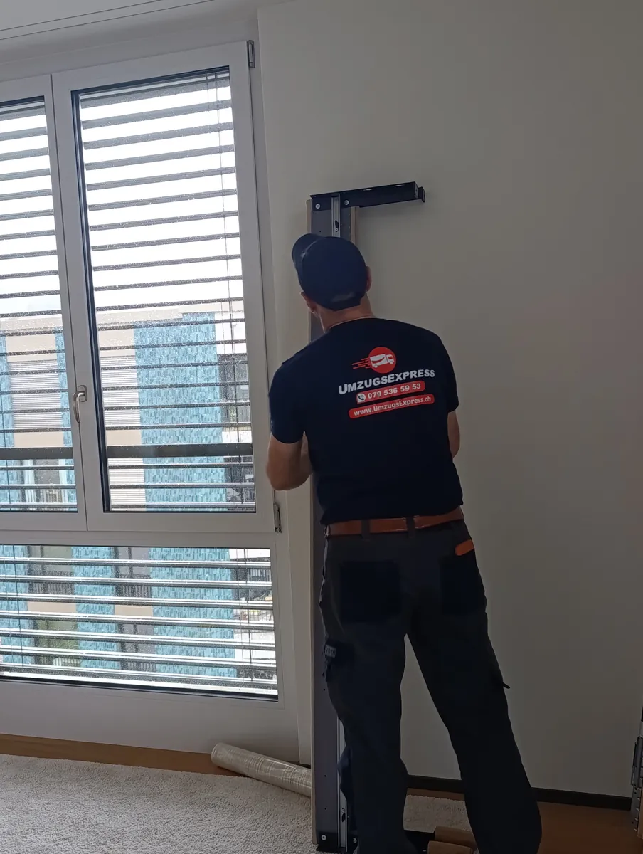 Intervento di Umzugsexpress: Montaggio a Zurigo: collaboratore fissa un supporto a muro