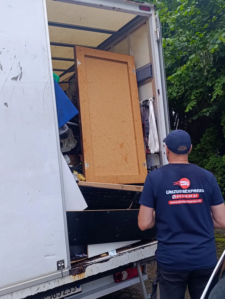 Einsatz von Umzugsexpress: Räumung in der Region Brugg: Mitarbeiter beim Beladen des Fahrzeugs