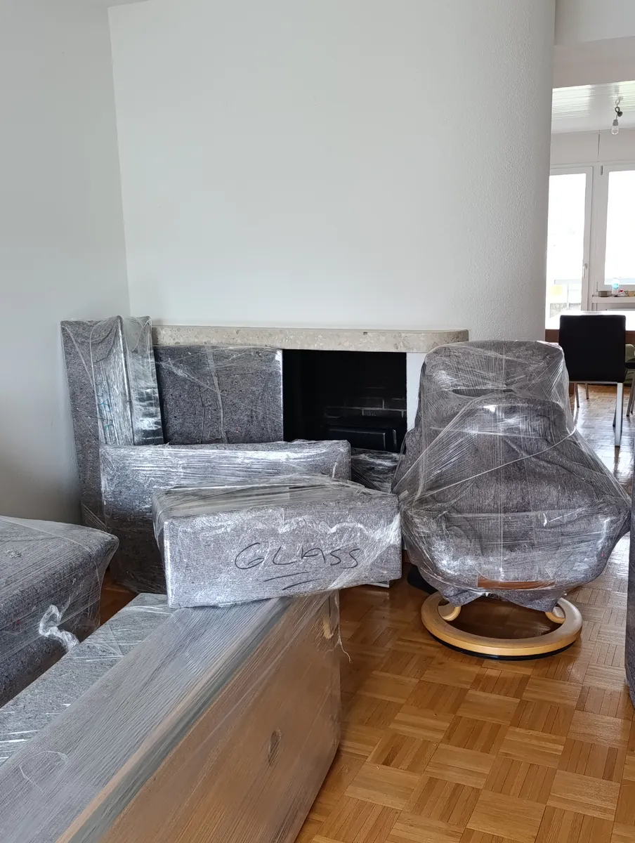 Intervention d’Umzugsexpress : Déménagement à Dietikon : table en verre emballée et marquée « Glas »