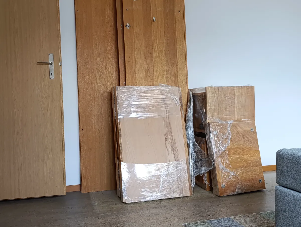 Intervention d’Umzugsexpress : Déménagement à Dietikon : armoire démontée – portes et éléments sous film